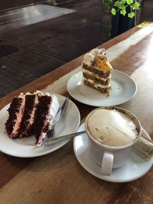 Red velvet & carrot cake & cappuccino Soja   at Dempanadas in Valencia