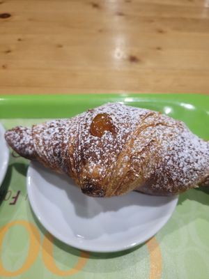 Croissant con crema vegana.. casi vacío at Cooofe Bar in Barcelona