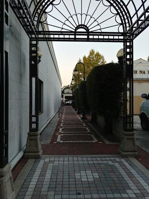 This path will take you to the front of Ava's (turn left at the end) if you park in the parking garage in the back at HeyO Eats in Mountain View