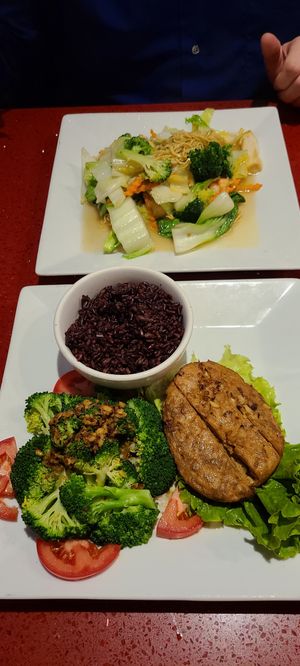 Soy beef steak and soft seafood noodles at Au Lac in Fountain Valley