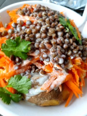 Vegane Backkartoffel mit Linsenmören at Zeitgeist in Fellbach