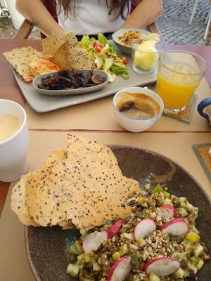 Lentil salad and vegan brunch plate at Tazza in Giro in Lisbon