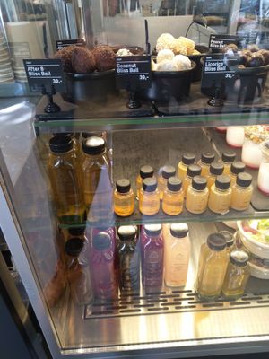Selection of juices and energy balls at The Juicery - Eger in Oslo