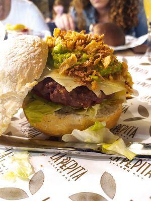 Hamburguesa vegana con guacamole at La Pepita Burger Bar in Salamanca