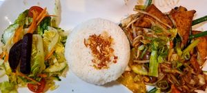 Wokad tofu med kokos- och jordnötssås at Mr. Nam  in Vienna