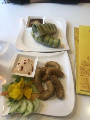 Vegane Garnelen und Avocado Rollen at Mr. Nam  in Vienna