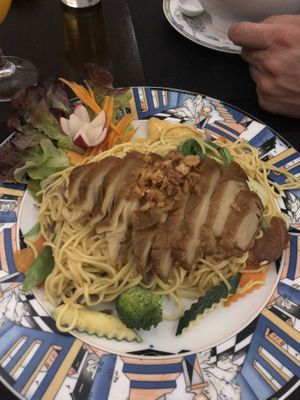 Gebratene Nudeln mit Gemüse und Veganer Ente  at Vegan Chay in Munich