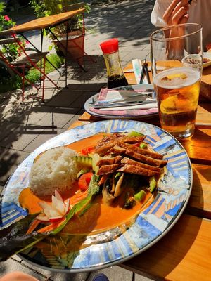 Tagesgericht: Curry mit veganer Ente, als Vorspeise gab es eine leckere Sommerrolle at Vegan Chay in Munich