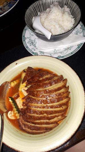 Vegane Knusperente mit pikanter Ananas-Gemüse-Soße at Vegan Chay in Munich