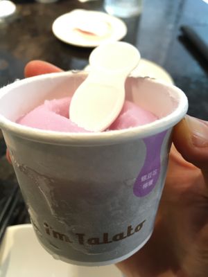 Butterfly pea flower & lemon sorbet at Jiāng Jìn Jiǔ Vegetarian BBQ in Taichung