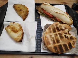 Sanduíche de seitan a milanesa, empanadas de "carne moída" e 4 queijos, pão árabe com presunto queijo e tomate at Futuro Veggie in Buenos Aires