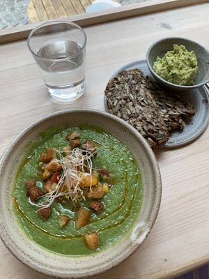 Grön gazpacho, junimeny 2020 at Bruket Kaffebar in Helsingborg