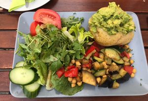 Ofenkartoffel „Bunt“ mit Guacamole, gegrilltem Gemüse, Kichererbsen und Salat at Stadtflair in Koblenz