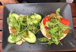 Bagel mit Falafel, Hummus, Tomate, Gurke und Rucola at Stadtflair in Koblenz