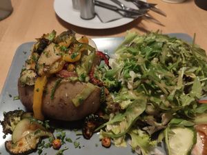 Ofenkartoffeln mit Gemüse und Salat (dressing nur o at Stadtflair in Koblenz