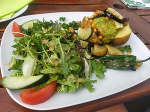 Jacket potato 'Bunt' with salad, guacamole and grilled veggies at Stadtflair in Koblenz