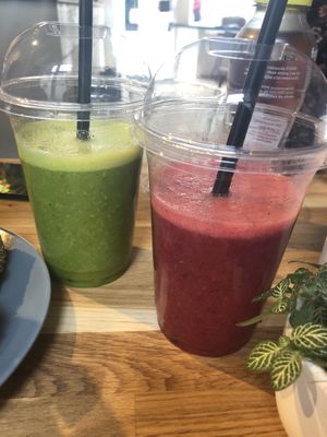 Spinach-kiwifruit and red fruit smoothies at Jardin in Goes
