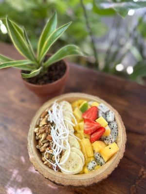 smoothie bowl at Ellie's Cafe in Hoi An