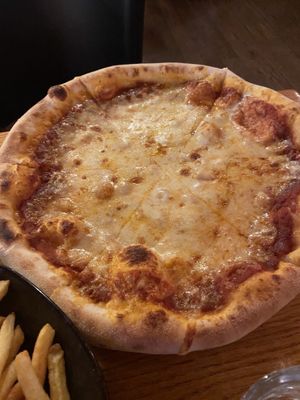 Cheese pizza (vegetarian) at Gamli Baukur in Husavik