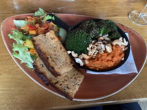 Brokkoli mit Karottenpüree und Salat  at Gamli Baukur in Husavik