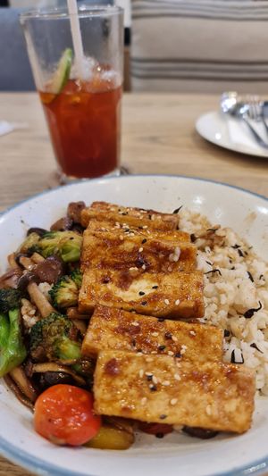Tofu with mixed vegetables and rice at On the Table in Pattaya
