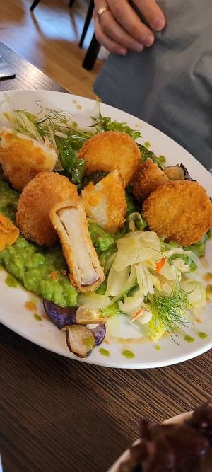Mairübenschnitzel mit sehr leckerem Erbsen-Kartoffel-Püree und Fenchelsalat at Frenzen in Moenchengladbach
