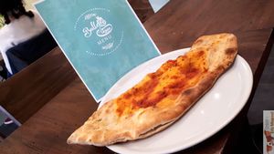 Calzone, I love that ! at Bulldog Vegan in Paris