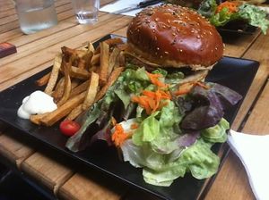 ❤🍔❤🐷❤🐭❤🐱❤🐔❤🐸❤ at Bulldog Vegan in Paris