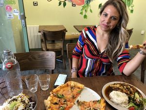 Salad, pizza and tofu teriyaki 🌱 at Bulldog Vegan in Paris