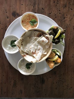 Assiettes de mezze  at Bulldog Vegan in Paris