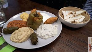 Assiette de Mezzé at Bulldog Vegan in Paris