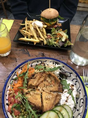 Burger beyond meat (€13) and bulldog salad! (€12) both delicious 😋  at Bulldog Vegan in Paris