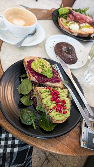 Avocado toast + adicional de cogumelo at Cotidiano in Lisbon