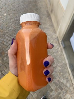Takeaway juice - carrot, orange and apple  at Papaya in Faro