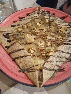 Crepe salada de queso y tofu at Serendipia in Granada