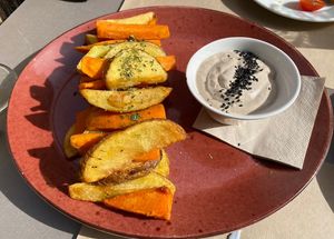 Patatas y batatas con alioli de ajos negro  at Serendipia in Granada