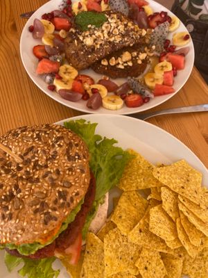 Vegan French toast + Mexican burger at Tierra in Tenerife