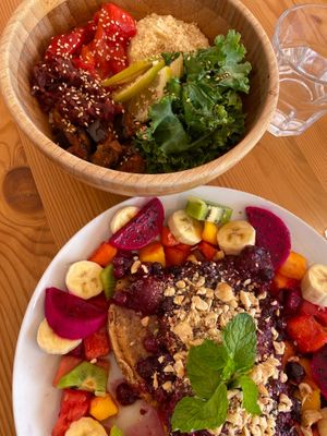 Poke bowl (suggestion of the day) + vegan pancakes (american style) at Tierra in Tenerife
