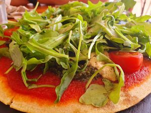 Pizza con base de garbanzoa at Tierra in Tenerife