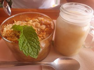 Crumble con manzana y leche de coco at Tierra in Tenerife