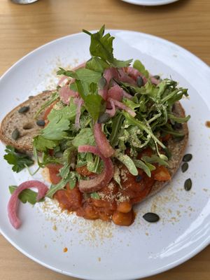 Bohnen und Salat auf Brot  at Tierra in Tenerife