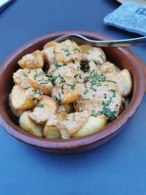 Tasty potatoes with chimichurri at Pipoca in Murcia