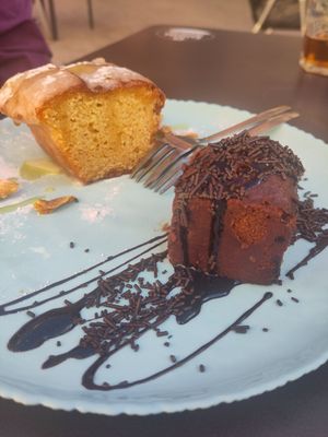 We got lemon cake and chocolate cake for dessert and they put it on a sharing plate, so cute at Pipoca in Murcia