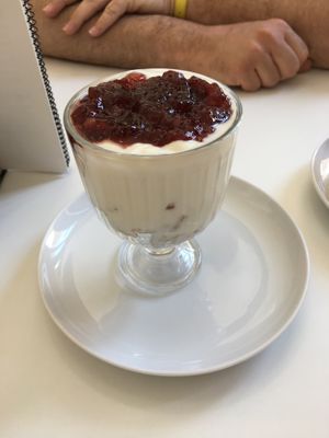 Yogurt with jam & cookies / Yogurt con mermelada y galleta at Pipoca in Murcia