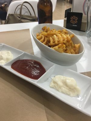 Duffy Chips / Patatas Duffy with garlic, ketchup and veganesa sauce. at Pipoca in Murcia