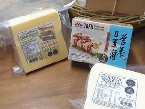 Queso vegano tipo mozzarella, queso vegano tipo causa y tofu chino at El Almacen de Delia in Valparaiso