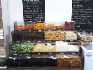 Fruta deshidratada a granel, en mueble autoservicio. at El Almacen de Delia in Valparaiso