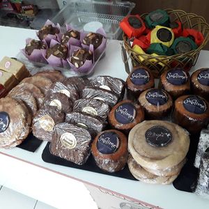 Variedad de productos veganos at El Almacen de Delia in Valparaiso