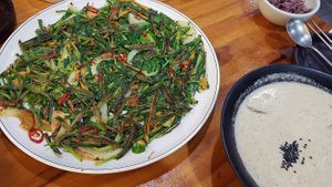 vegetarian chive pancake (Buchujeon 부추전) and perilla seed Sujebi (Deulkkae Sujebi 들깨수제비) - veganized upon request byasking for the soup to be cooked with plain wate at Milbat 밀밭 in Seoul