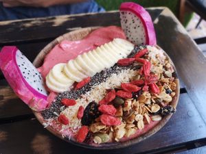 Smoothie bowl with granola, Goji berries, chia seeds, dragon fruit and banana🍌🍒 at Unni's in Koh Phi Phi